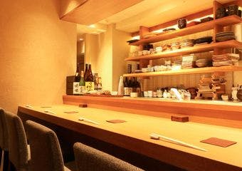 大人の隠れ家空間で旬の食材と魚をお愉しみください。日本酒も豊富に取りそろえております。
