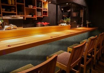 牡蠣料理なら東京で一番を目指しております。落ち着いた雰囲気の店内で、ごゆっくりとお料理をお楽しみください。
