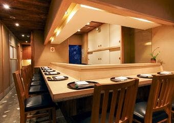 銀座・木挽町の日本料理店「銀座あさみ」。名物の鯛茶漬けから懐石まで、旬の食材をシンプルに表現した懐石をご堪能ください。