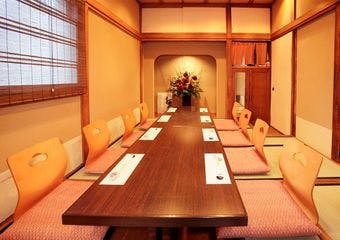 赤坂の落ち着いた日本家屋で、厳選の銘酒・旬のお料理・蕎麦会席をお愉しみ下さいませ。「黒毛和牛のしゃぶしゃぶ会席」もご好評頂いております。