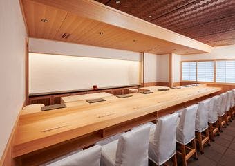 落ち着いた空間で伝統と革新を味わうことができる鮨屋です。こだわりの江戸前鮨と逸品料理の数々をお楽しみください。