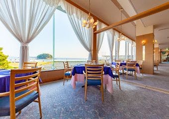 仏語で「海岸」を意味するフランス料理中心の洋食レストラン。抜群の眺望と一流シェフによる旬のメニューが美味しい時間を奏でます。