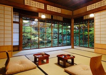 岐阜県で最古の料亭。国の伝統的建造物郡に指定された町並みの一角に位置し、高山市有形文化財にも指定されています。