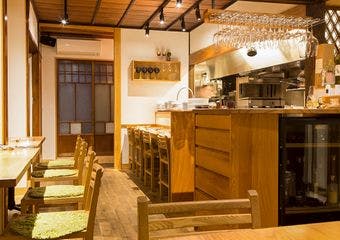 名古屋駅から程近く、四間道の静かな一角にあるオステリア。欅のテーブルを囲みながら、暖かいイタリア料理と優しい自然派ワインをお愉しみください。
