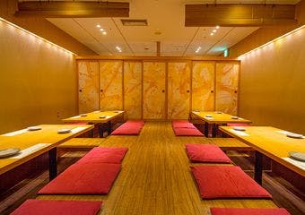 居心地よい個室空間で、全国の漁港からうおまん独自のルートで仕入れた旬魚旬菜と料理を引き立たせる日本酒を心行くまでお愉しみください。