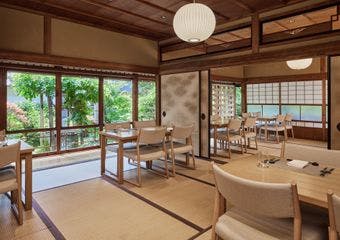 伊賀上野の城下町に佇む歴史ある邸宅をリノベーション。国の文化財にも登録された特別な空間で、伊賀の美食を堪能する至福のひとときを。