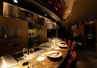 カウンター8席のみのシェフズテーブル　心躍るドラマティックな空間でソースにこだわり鉄板で仕上げるフランス料理