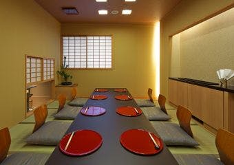 全室個室。北浜・淀屋橋の静かな路地に佇む日本料理店。昭和41年の創業時より、ご接待、ご会合、特別な日のお食事にご利用ご好評を頂いております。