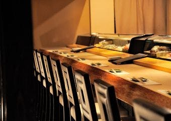 古き良き伝統を守りつつ新しき完成を取り入れた本物の味と技にこだわります。ひしの寿司ならではの御料理をお楽しみください。