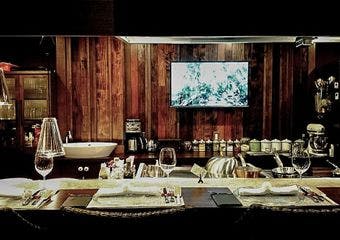 「リゾート地の別荘に大切な人を招きし、おいしい料理でおもてなし」をコンセプトに、自慢の逸品とワインのマリアージュをお楽しみください。