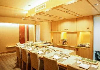 檜の木目が美しい一枚板のカウンター席で、 シャリとネタの調和がとれた最高の一貫と日本酒をご堪能ください。