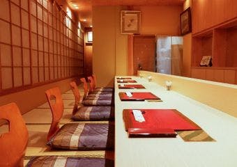古都京都の祇園に佇む当店で、瀬戸内来島海峡で水揚げされた新鮮な海産物を使用した本場瀬戸内海のお料理の数々をご堪能くださいませ。