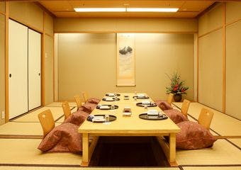 趣あるくつろぎの和空間で、板前の技が活きる本格的な京料理をお楽しみいただけます。