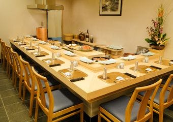 和の趣きある店内で、素材本来の旨みを堪能できるお鮨や天ぷらをお愉しみください。