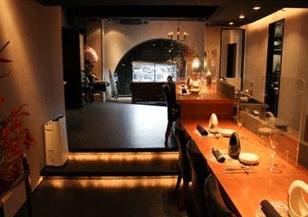 赤坂氷川公園前に佇む隠れ家的完全予約制のプライベートレストラン＆デセール。星付きレストランで修業したシェフによる寛ぎの時間を