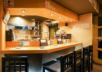 路地奥に佇む、京都らしい風情のあるこじんまりしたお店です。30年以上の経験を積む大将が織りなす料理で皆様をおもてなしいたします。
