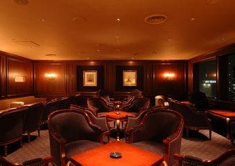 横浜の歴史とともに生きてきた名門ホテル、ホテルニューグランドの英国調正統派バー。夜景とともに、寡黙でいて味わい深いおもてなしが魅力。
