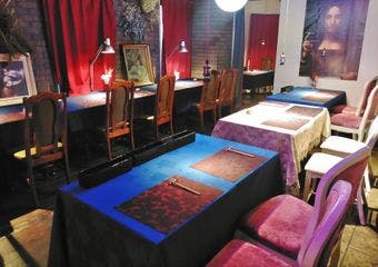 モルタルの壁にアンティーク家具、ドライフラワーなどで演出された幻想的な空間で、贅沢食材を使った創作フレンチ。特に記念日や誕生日などに。