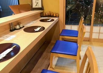 京ならではの旬の地のものをふんだんに用いた京会席をご提供いたします。器にもこだわった四季折々の伝統の味わいを心ゆくまでご堪能下さい。