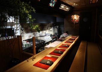 民家を改装した大人の隠れ家で、こだわりの日本料理の数々をお愉しみください。