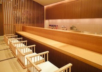 都心部より少し離れた室見に佇む本格割烹。上質な和の空間で伝統的な日本料理をお愉しみくださ。