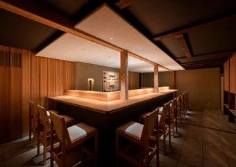 「梅田燈花」1階に店を構える【鮨 かうと】。寿司職人が握る旨い鮨とこだわりの出汁の和食が愉しめる空間をご提供いたします。