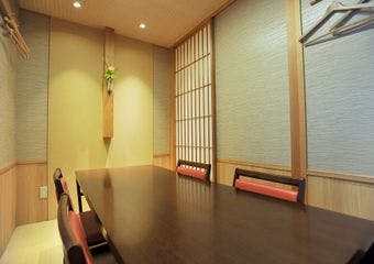 京都の老舗旅館、柊屋旅館で修行した大将が腕を振るう店です。名古屋有数の伝統的な街並みが残る場所、那古野で京料理をお楽しみください。