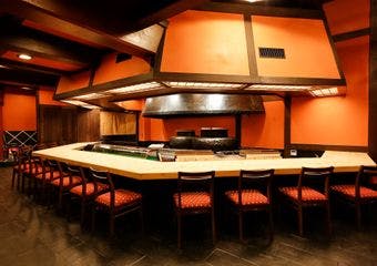 7メートルの巨大水槽の中には日本全国から活きの良い魚介類が泳ぎまわります。注文をうけてから取り出し捌く自慢の魚介料理をお愉しみください。