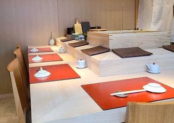 熟練の技を持つ職人がひとつひとつ丁寧に仕上げた江戸前寿司をお楽しみください。