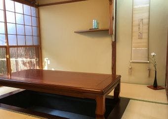 京都最古の花街「上七軒」で創業70余年、町屋を改築した店内は坪庭を配した京都ならではのうなぎの寝床。四季折々の京料理をお愉しみください。