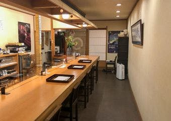 京都の北、日本海側に位置する伊根や丹波の天然魚を中心に、料亭仕込みの技で仕上げる正統派の割烹料理をご堪能いただけます。