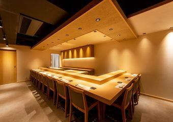 麻布十番の名店「天冨良 よこ田」が難波に出店。料理長厳選の食材から作る美しい鮨と天ぷらを併せたコースをぜひお楽しみください。