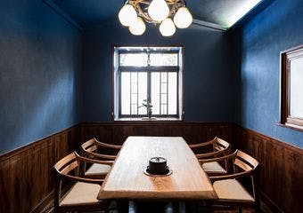 旅館を前身とした当店。昭和25年築先々代の家をそのままに料理屋を営んでおります。閑静な和空間のなかで、どうぞごゆっくりお食事をお楽しみ下さい。