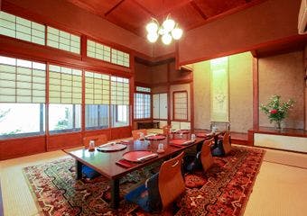 昭和24年創業、別府でも老舗の寿司・割烹料理屋。地元の旬の食材を中心に、季節感あるお料理をご用意いたしております。