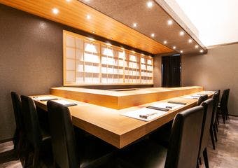 麻布十番の名店「天冨良 よこ田」が浜松町に出店。料理長厳選の食材から作る美しい鮨と天ぷらを併せたコースをぜひお楽しみください。