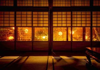 築140年の冨田屋は、6つの坪庭、2つの茶室、能座敷、神様を祀る蔵を持つとても貴重な大店町家です。伝統の京料理と文化体験をお楽しみください。