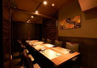 銀座の名店「栞庵 やましろ」がプロデュース。料理長厳選の食材から作る美しい料理と本格江戸前鮨を併せたコースをぜひお楽しみください。