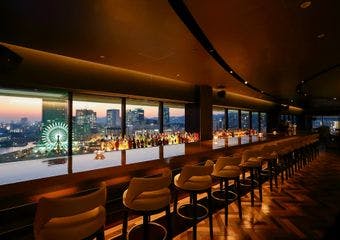 最上階に位置し、神戸の夜景をパノラマで望む絶好のロケーション。オープンエアを満喫するテラス席のご利用も可能です。