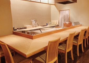 日本で唯一EXバージンオリーブオイルで揚げた天ぷらは圧倒的に軽く油っこさはほぼ皆無。当店でしか味わえない軽い天ぷらをご堪能いただけます。