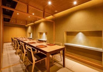 日本三大和牛「近江牛」の魅力を最大限に活かした会席料理を展開しております。全席個室の空間で、ゆったりと落ち着けるひと時をお過ごし下さい。