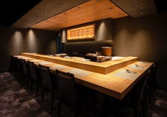麻布十番の名店「天冨良 よこ田」が川崎に出店。料理長厳選の食材から作る美しい鮨と天ぷらを併せたコースをぜひお楽しみください。