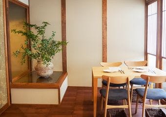 静粛な街並み「宮川町」に佇む京町屋で、絶品料理をカジュアルにご堪能ください。