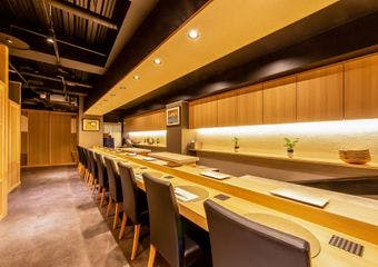 麻布十番の名店「天冨良 よこ田」が梅田に出店。料理長厳選の食材から作る美しい鮨と天ぷらを併せたコースをぜひお楽しみください。