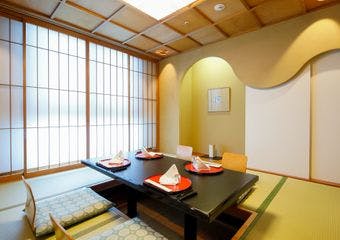 会席料理を中心に旬の食材を使用した日本料理をご提供致します。個室でのご案内となりますので、ごゆっくりお寛ぎ頂けます。