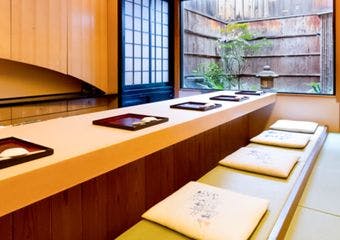 祇園の名店が織り成す、「食と空間、人との一期一会」。静かな高揚の中で、お客様の心をほぐす極上の接待席をご堪能ください。
