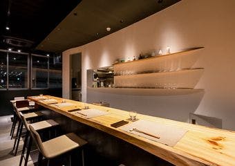開放的な空間で、野菜・魚・ジビエの魅力を引き出すよう料理した食事と日本酒・ノンアルコールのペアリングをお楽しみください。