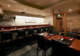名店【銀座 うち山】から初めて暖簾分けを許された一軒です。日本料理の可能性を最大限に引き出した独創的で美しい和食をお愉しみください。