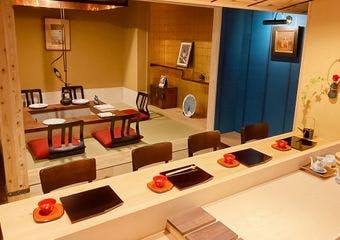 日本料理と鮨の名店で修業を積んだ大将が参宮橋「京香」で繰り広げる伝統の江戸前鮨。 最高の鮨と上質な大人の時間をお過ごしください。