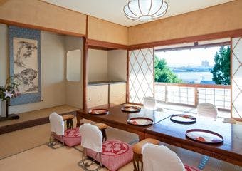 三河そして知多の海や山の幸と共に日本の美味しいもので、四季の移ろいを器に飾ります。豊かな素材とおもてなしで、くつろぎのひと時をご堪能下さい。