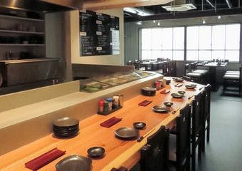 炉端焼きや刺身、煮魚など種類豊富な魚料理をご提供しております。全国の日本酒や焼酎を厳選して品揃えておりますのでご一緒にお愉しみください。